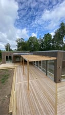 Specialbygget køkken med stenbordplade, integrerede hvidevarer og skinnelys Specialbygget køkken med stenbordplade, integrerede hvidevarer og skinnelys
