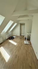 Badeværelsesrenovering med skab, rundt spejl og flisebeklædt bruseniche Badeværelsesrenovering med skab, rundt spejl og flisebeklædt bruseniche
